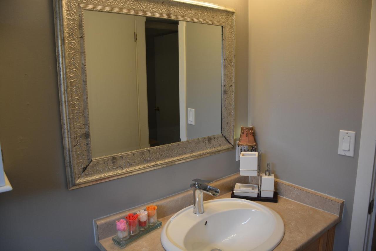 Aasra Home Kelowna Ngoại thất bức ảnh